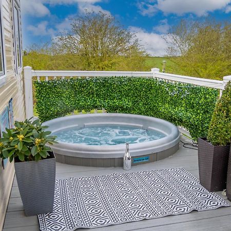 Hot Tub Breaks At Tattershall Lakes Country Park Apartment Exterior photo