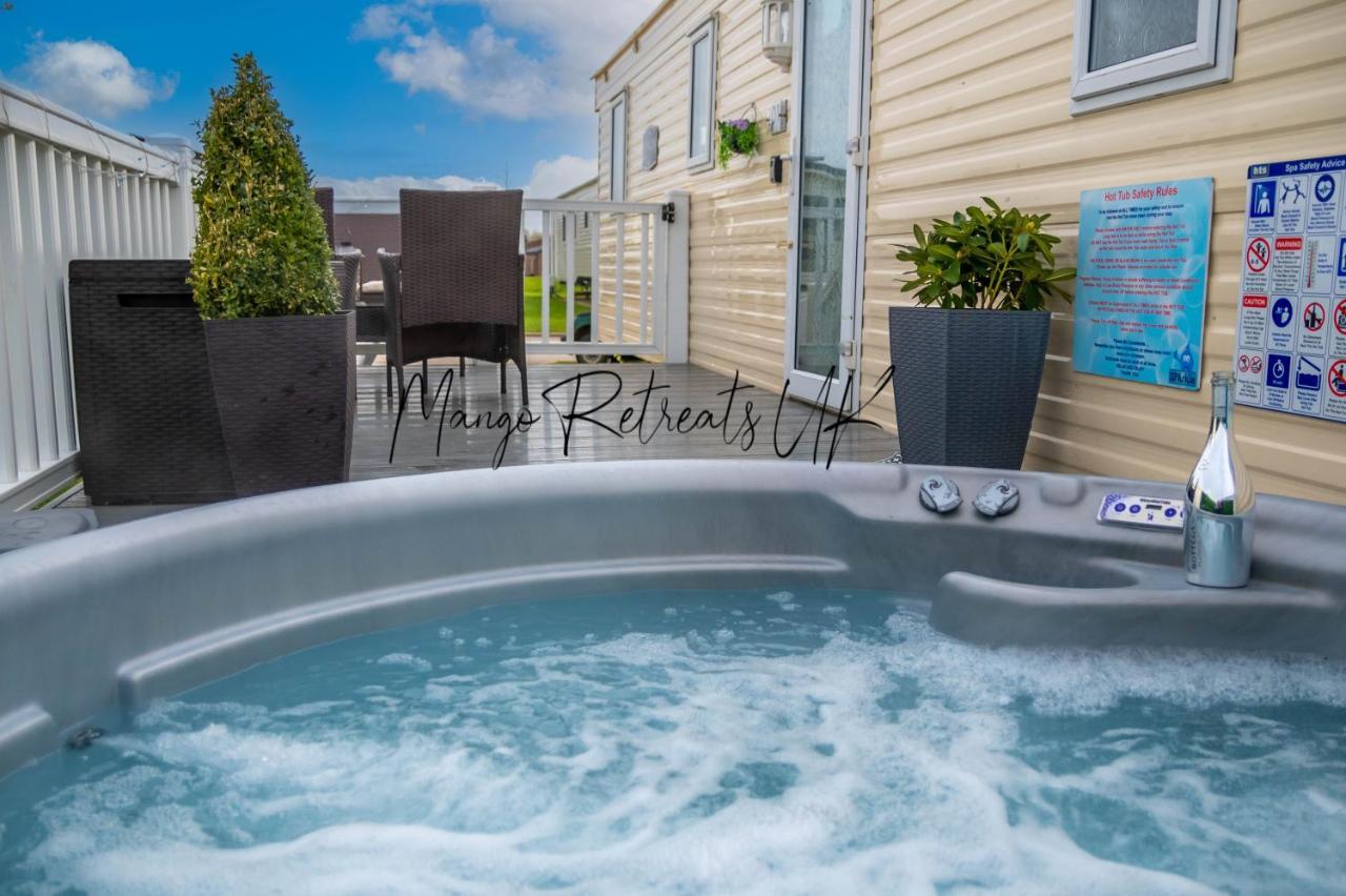 Hot Tub Breaks At Tattershall Lakes Country Park Apartment Exterior photo