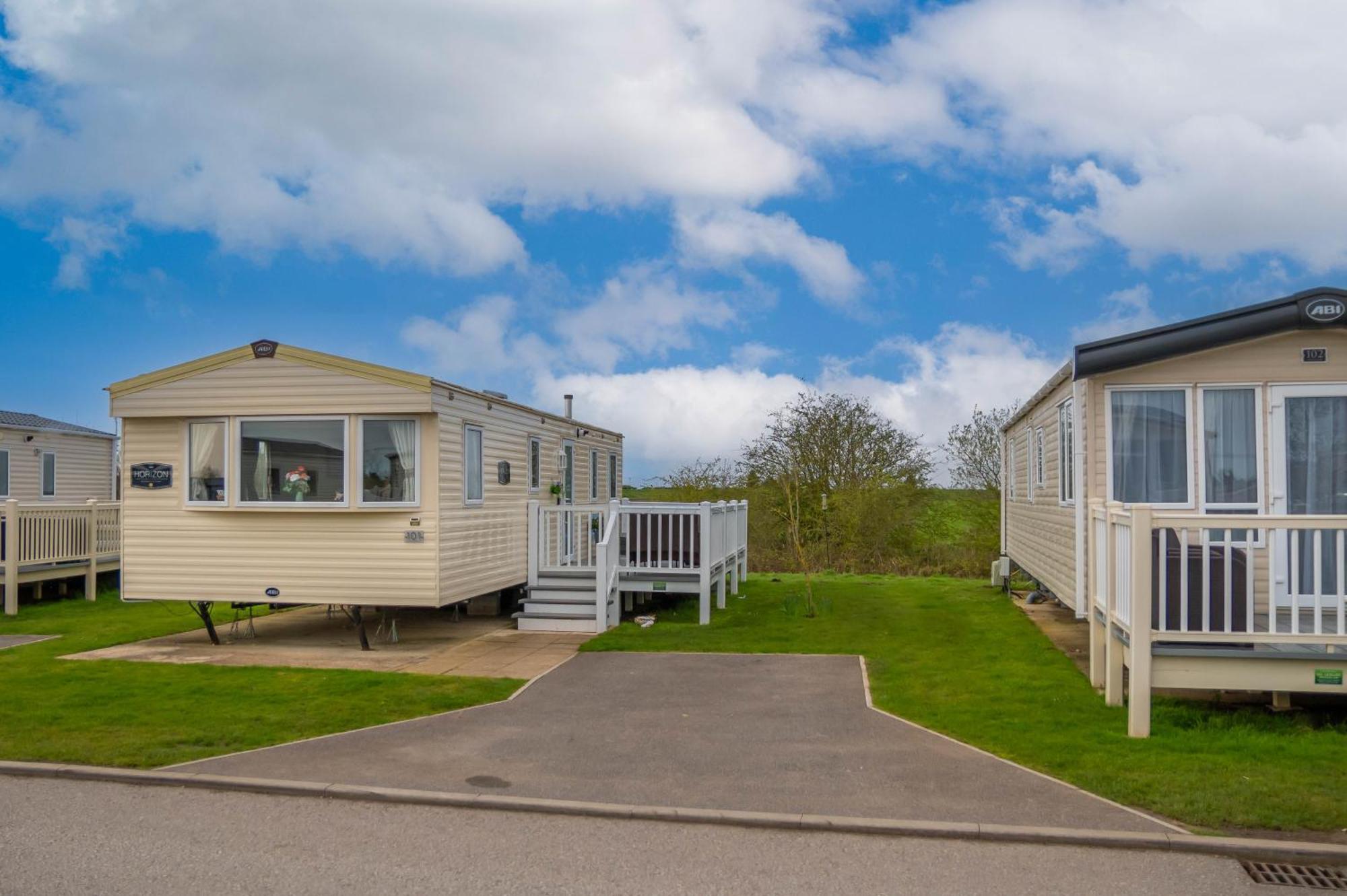 Hot Tub Breaks At Tattershall Lakes Country Park Apartment Exterior photo