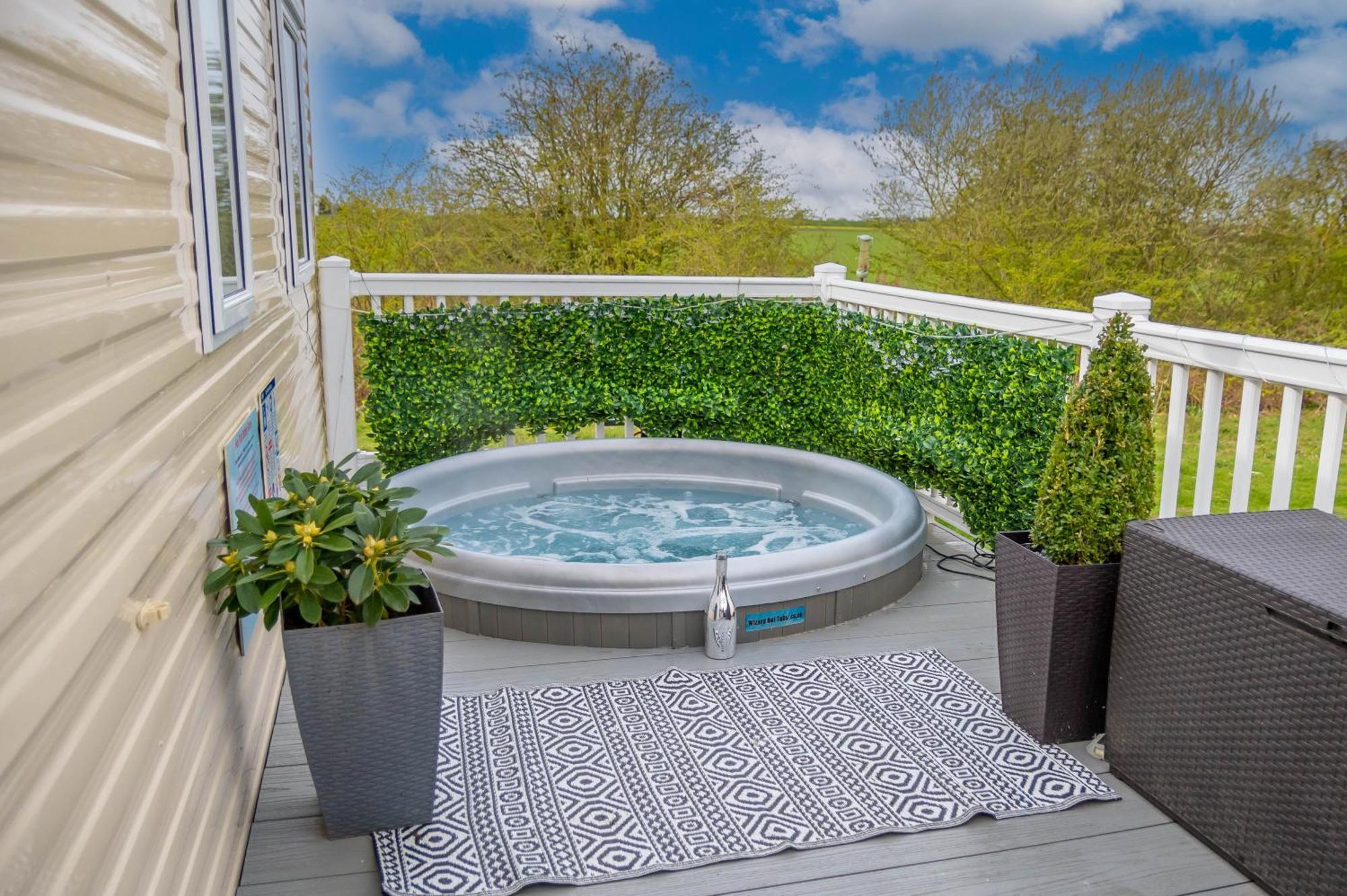 Hot Tub Breaks At Tattershall Lakes Country Park Apartment Exterior photo